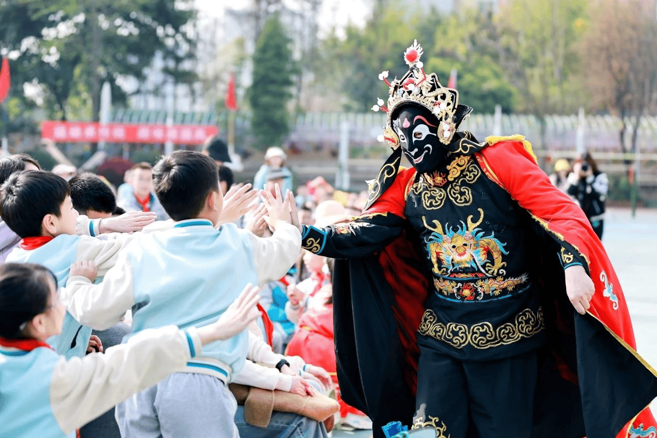 传统射箭技艺比赛，古老技艺的现代呈现