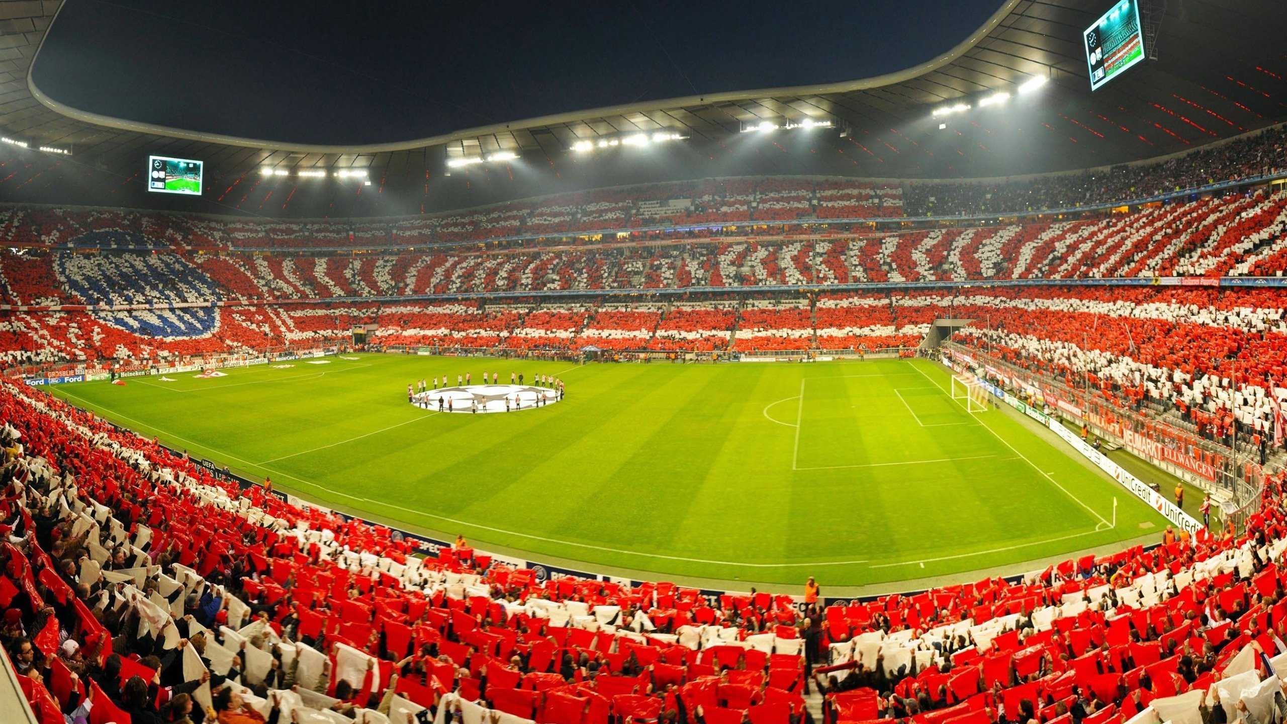 “英超赛场火热：球队拼尽全力保榜首”，英超各项赛事